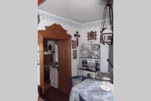 聖博沃的住宿－Paola’s Country Home - Vanoi Primiero Trentino，一间用餐室,配有一张带蓝桌布的桌子