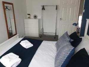 Llit o llits en una habitació de Seaside House Broadstairs by the Beach with Parking