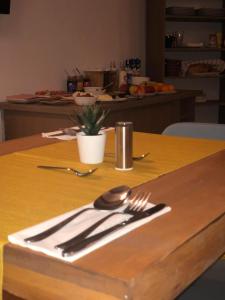 een tafel met een mes en vork en een servet bij The Top House in Braşov
