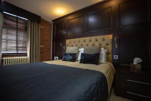 Postel nebo postele na pokoji v ubytování The Crown Hotel Bawtry-Doncaster
