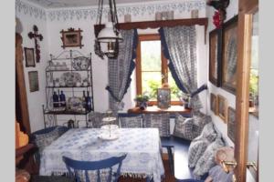 un comedor con una mesa y un niño sentado en ella en Paola’s Country Home - Vanoi Primiero Trentino en Canale San Bovo