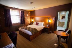 Postel nebo postele na pokoji v ubytování The Crown Hotel Bawtry-Doncaster