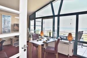 a dining room with a table and a view of the ocean at Sterntaucher in Stein