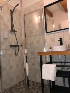 uma casa de banho com um chuveiro, um lavatório e um espelho. em The Top House em Brasov