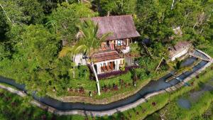 eine Luftansicht eines Hauses auf einem Fluss in der Unterkunft Sang Tirta Resort in Penebel