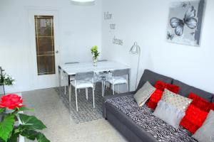 ein Wohnzimmer mit einem Sofa und einem Tisch in der Unterkunft Cosmo Grey in Hospitalet de Llobregat