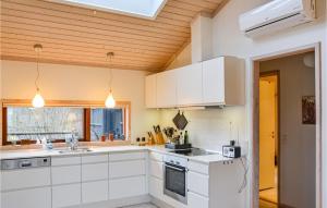 Köök või kööginurk majutusasutuses 3 Bedroom Stunning Home In Græsted