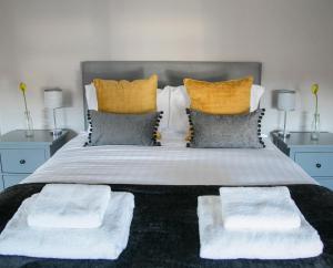 ein Schlafzimmer mit einem großen Bett mit zwei Kissen in der Unterkunft Alpha Spa classic 1 bedroom apartment in Harrogate
