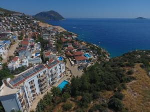 eine Luftansicht einer Stadt auf einem Hügel neben dem Meer in der Unterkunft Kulube Hotel in Kalkan