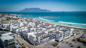 Et luftfoto af Spectacular Sea View Apartment 257 Eden on The Bay, Blouberg, Cape Town