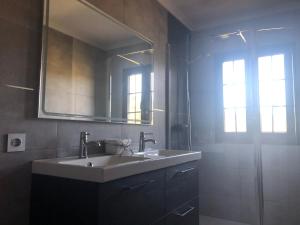 ヒホンにあるLa casina de Kikoの洗面台と鏡のあるバスルーム +27枚の写真