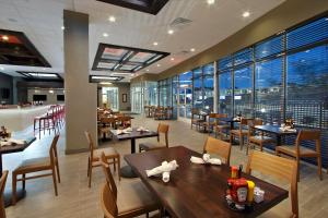 A restaurant or other place to eat at Holiday Inn Hattiesburg - North, an IHG Hotel