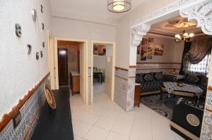 - un salon avec un canapé et une table dans l'établissement appartement tanger, à Tanger