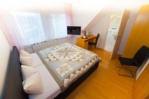 TV a/nebo společenská místnost v ubytování Hotel am Gutspark Prager GbR