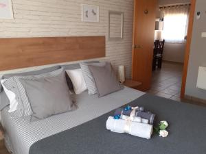 バレンシアにあるApartamento luminoso y acogedorのベッドルーム1室(ベッド1台、おもちゃ2つ付)