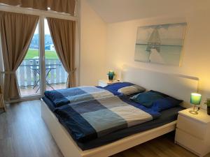 1 dormitorio con 1 cama y vistas al océano en Nordseehaus Dangast, en Dangast