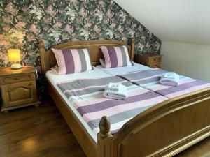 um quarto com uma cama com duas toalhas em Gloria em Olomouc