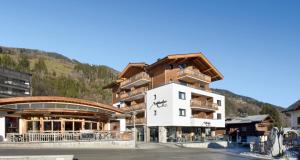 ein Gebäude mit einem Berg im Hintergrund in der Unterkunft Venediger Lodge in Neukirchen am Großvenediger