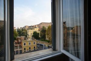 uma vista da cidade a partir de uma janela em Amici di Roma em Roma