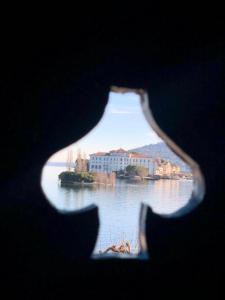 una ventana con vistas al lago en Villa Toscanini, en Stresa