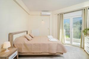 Krevet ili kreveti u jedinici u okviru objekta Skala Rachoni Cris Luxury Apartment Upper Floor