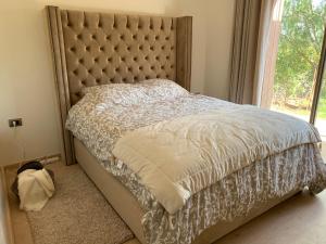 Un dormitorio con una cama grande con una ventana grande. en Marrakech Prestigia Jade Golf Piscine, en Marrakech 30 fotos más