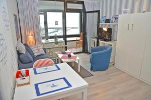 a living room with a couch and a table at BRN Seemoewe in Laboe