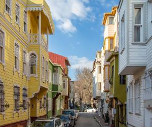 una strada in una città con case colorate di Sofia Corner Hotel a Istanbul Altre 86 foto