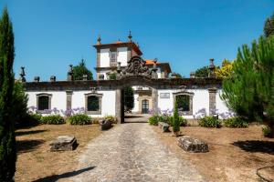 Garden sa labas ng Casa das Torres da Facha