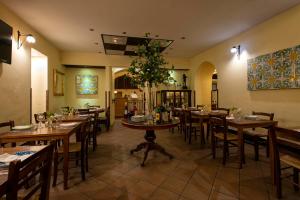 a restaurant with tables and chairs in a room at Grand Hotel Europa & Restaurant in Naples