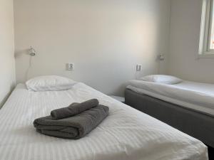 - 2 lits avec serviettes dans une chambre dans l'établissement Private Chalet with Sauna, à Kiruna