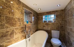 A bathroom at Alston House Hotel