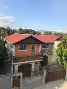 uma casa com um telhado vermelho em Standard Private apartment em Tabarre