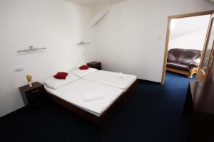 Postelja oz. postelje v sobi nastanitve Hotel Širák
