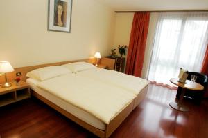 Postel nebo postele na pokoji v ubytování Hôtel Le National