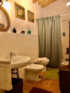 Bathroom sa Campora House