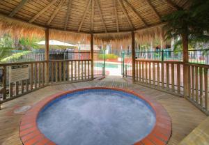 una grande piscina in un padiglione su una terrazza in legno di Kaloha Holiday Resort Phillip Island a Cowes