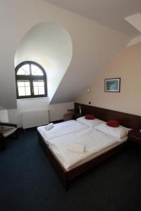 En eller flere senge i et værelse på Hotel Širák