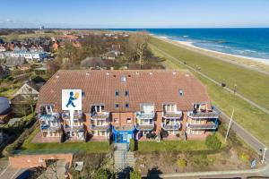 eine Luftansicht eines großen Hauses mit Meerblick in der Unterkunft Panorama Schönberg 02 in Stakendorfer Strand