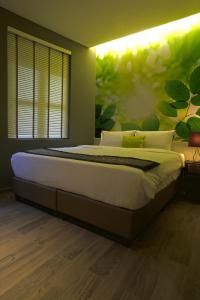 Postel nebo postele na pokoji v ubytování J8 Hotel