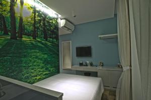 Un pat sau paturi într-o cameră la J8 Hotel