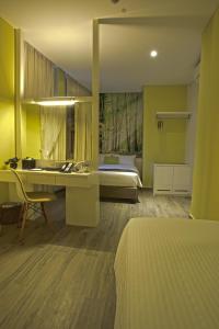 Postel nebo postele na pokoji v ubytování J8 Hotel