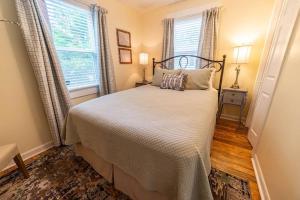 Letto o letti in una camera di Cottage on Greene! Downtown Beaufort several Blocks Away and Parris Island a 10 Minute Drive