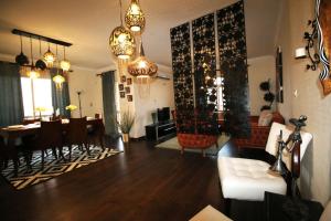 開羅的住宿－Elegant home in Madinaty compound，一间带桌子的客厅和一间餐厅