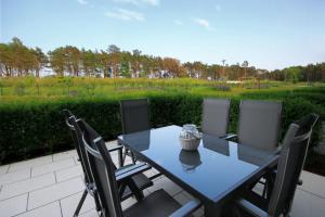 einen blauen Tisch und Stühle auf einer Terrasse in der Unterkunft Meersinfonie Binzprora by Rujana in Binz