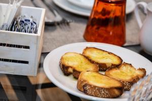 Jedlo v ubytovaní bed & breakfast alebo blízkom okolí
