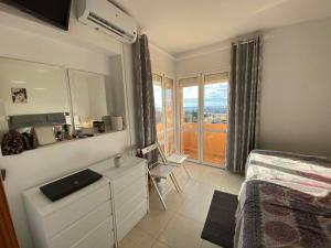 sypialnia z łóżkiem, komodą i oknem w obiekcie Cozy rooms in terraced house w mieście Fuengirola