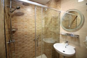 Koupelna v ubytování Hotel Vilagarcia + 33 fotografií