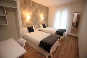 Postel nebo postele na pokoji v ubytování Hotel Vilagarcia