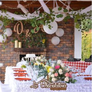 a long table with white tables and flowers on it at Cabaña la Chocolatera in Tibasosa